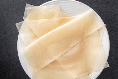 Hamur brik ince yaprak ham ambalaj hamur phyllo lezzetli gurme yemek arka planı masa rustik gıda üst görünüm fotokopi alanı üzerinde