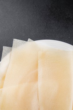 Hamur brik ince yaprak ham ambalaj hamur phyllo lezzetli gurme yemek arka planı masa rustik gıda üst görünüm fotokopi alanı üzerinde