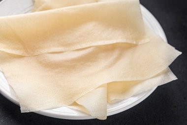 Hamur brik ince yaprak ham ambalaj hamur phyllo lezzetli gurme yemek arka planı masa rustik gıda üst görünüm fotokopi alanı üzerinde