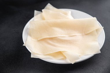 Hamur brik ince yaprak ham ambalaj hamur phyllo lezzetli gurme yemek arka planı masa rustik gıda üst görünüm fotokopi alanı üzerinde