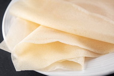 Hamur brik ince yaprak ham ambalaj hamur phyllo lezzetli gurme yemek arka planı masa rustik gıda üst görünüm fotokopi alanı üzerinde