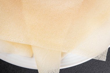 Hamur brik ince yaprak ham ambalaj hamur phyllo lezzetli gurme yemek arka planı masa rustik gıda üst görünüm fotokopi alanı üzerinde