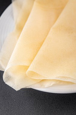 Hamur brik ince yaprak ham ambalaj hamur phyllo lezzetli gurme yemek arka planı masa rustik gıda üst görünüm fotokopi alanı üzerinde