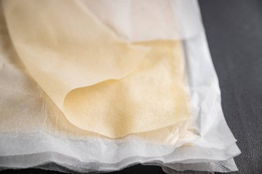 Hamur brik ince yaprak ham ambalaj hamur phyllo lezzetli gurme yemek arka planı masa rustik gıda üst görünüm fotokopi alanı üzerinde