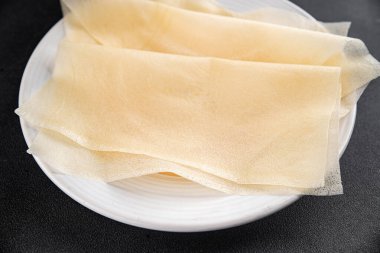 Hamur brik ince yaprak ham ambalaj hamur phyllo lezzetli gurme yemek arka planı masa rustik gıda üst görünüm fotokopi alanı üzerinde