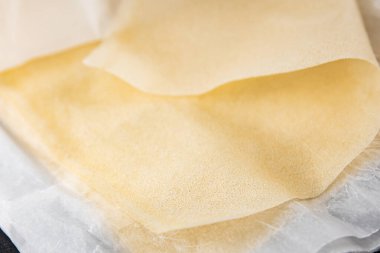 Hamur brik ince yaprak ham ambalaj hamur phyllo lezzetli gurme yemek arka planı masa rustik gıda üst görünüm fotokopi alanı üzerinde