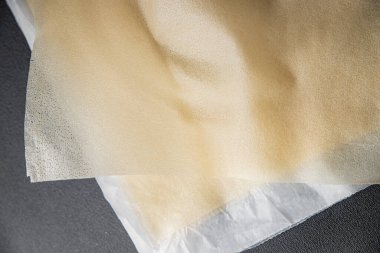 Hamur brik ince yaprak ham ambalaj hamur phyllo lezzetli gurme yemek arka planı masa rustik gıda üst görünüm fotokopi alanı üzerinde