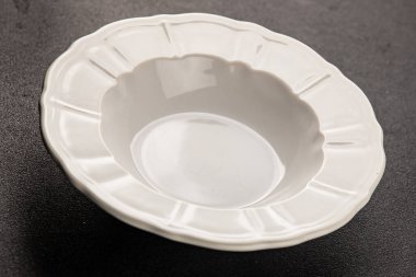 Beyaz tabak boş sofra takımı tabakları servis etmeye hazır yemek takımları servis etmeye sofra arkasında seramik tabaklar servis etmeye hazır.