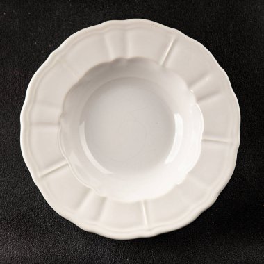 Beyaz tabak boş sofra takımı tabakları servis etmeye hazır yemek takımları servis etmeye sofra arkasında seramik tabaklar servis etmeye hazır.