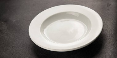 Beyaz tabak boş sofra takımı tabakları servis etmeye hazır yemek takımları servis etmeye sofra arkasında seramik tabaklar servis etmeye hazır.