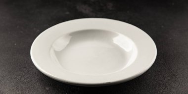 Beyaz tabak boş sofra takımı tabakları servis etmeye hazır yemek takımları servis etmeye sofra arkasında seramik tabaklar servis etmeye hazır.