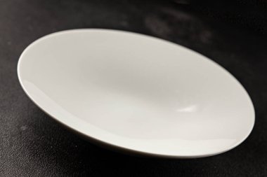 Beyaz tabak boş sofra takımı tabakları servis etmeye hazır yemek takımları servis etmeye sofra arkasında seramik tabaklar servis etmeye hazır.