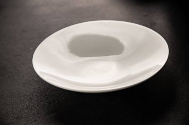 Beyaz tabak boş sofra takımı tabakları servis etmeye hazır yemek takımları servis etmeye sofra arkasında seramik tabaklar servis etmeye hazır.