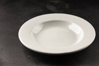 Beyaz tabak boş sofra takımı tabakları servis etmeye hazır yemek takımları servis etmeye sofra arkasında seramik tabaklar servis etmeye hazır.