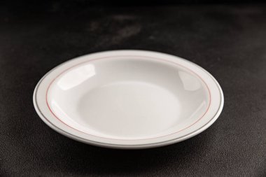 Beyaz tabak boş sofra takımı tabakları servis etmeye hazır yemek takımları servis etmeye sofra arkasında seramik tabaklar servis etmeye hazır.