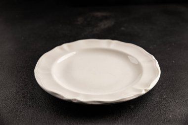 Beyaz tabak boş sofra takımı tabakları servis etmeye hazır yemek takımları servis etmeye sofra arkasında seramik tabaklar servis etmeye hazır.