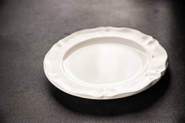 Beyaz tabak boş sofra takımı tabakları servis etmeye hazır yemek takımları servis etmeye sofra arkasında seramik tabaklar servis etmeye hazır.