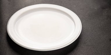 Beyaz tabak boş sofra takımı tabakları servis etmeye hazır yemek takımları servis etmeye sofra arkasında seramik tabaklar servis etmeye hazır.