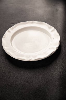 Beyaz tabak boş sofra takımı tabakları servis etmeye hazır yemek takımları servis etmeye sofra arkasında seramik tabaklar servis etmeye hazır.