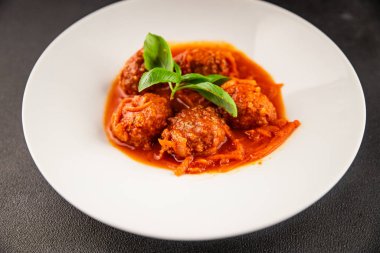 Köfte soslu biftek, domuz eti ya da tavuk eti masadaki leziz gurme yemek arkaplanı kırsal yemek üst görünüm fotokopi alanı keto ve paleo diyeti.