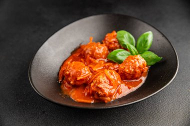 Köfte soslu biftek, domuz eti ya da tavuk eti masadaki leziz gurme yemek arkaplanı kırsal yemek üst görünüm fotokopi alanı keto ve paleo diyeti.