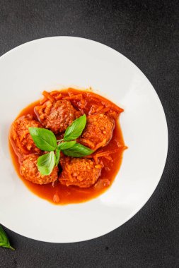 Köfte soslu biftek, domuz eti ya da tavuk eti masadaki leziz gurme yemek arkaplanı kırsal yemek üst görünüm fotokopi alanı keto ve paleo diyeti.