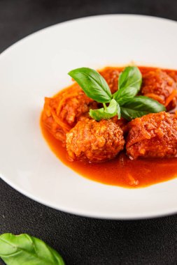 Köfte soslu biftek, domuz eti ya da tavuk eti masadaki leziz gurme yemek arkaplanı kırsal yemek üst görünüm fotokopi alanı keto ve paleo diyeti.