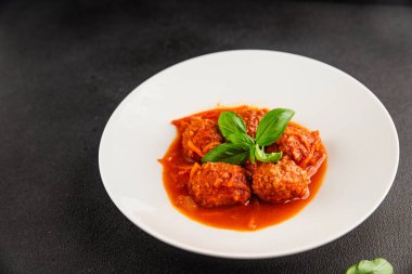 Köfte soslu biftek, domuz eti ya da tavuk eti masadaki leziz gurme yemek arkaplanı kırsal yemek üst görünüm fotokopi alanı keto ve paleo diyeti.