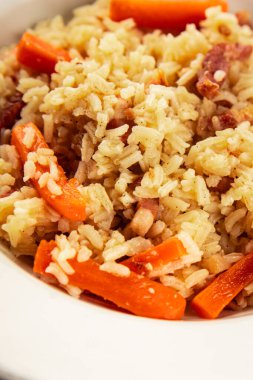 Pirinç eti ve sebze pilavı taze lezzetli gurme yemek arkaplanı masanın üzerinde rustik gıda üst görünümü kopyalama alanı