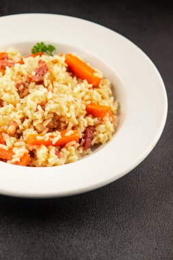 Pirinç eti ve sebze pilavı taze lezzetli gurme yemek arkaplanı masanın üzerinde rustik gıda üst görünümü kopyalama alanı