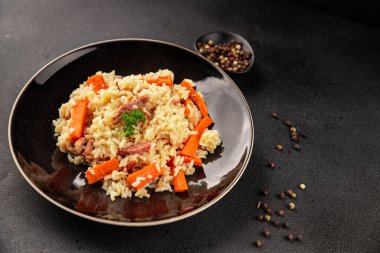 Pirinç eti ve sebze pilavı taze lezzetli gurme yemek arkaplanı masanın üzerinde rustik gıda üst görünümü kopyalama alanı