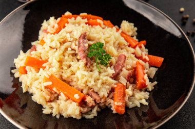 Pirinç eti ve sebze pilavı taze lezzetli gurme yemek arkaplanı masanın üzerinde rustik gıda üst görünümü kopyalama alanı