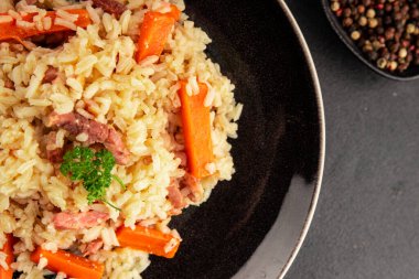 Pirinç eti ve sebze pilavı taze lezzetli gurme yemek arkaplanı masanın üzerinde rustik gıda üst görünümü kopyalama alanı