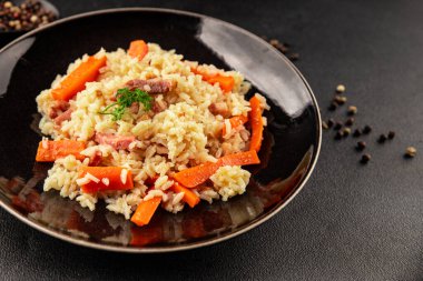 Pirinç eti ve sebze pilavı taze lezzetli gurme yemek arkaplanı masanın üzerinde rustik gıda üst görünümü kopyalama alanı