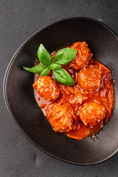 Köfte soslu biftek, domuz eti ya da tavuk eti masadaki leziz gurme yemek arkaplanı kırsal yemek üst görünüm fotokopi alanı keto ve paleo diyeti.