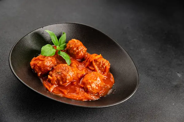 Köfte soslu biftek, domuz eti ya da tavuk eti masadaki leziz gurme yemek arkaplanı kırsal yemek üst görünüm fotokopi alanı keto ve paleo diyeti.