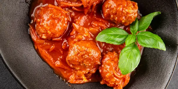 Köfte soslu biftek, domuz eti ya da tavuk eti masadaki leziz gurme yemek arkaplanı kırsal yemek üst görünüm fotokopi alanı keto ve paleo diyeti.