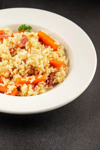 Pirinç eti ve sebze pilavı taze lezzetli gurme yemek arkaplanı masanın üzerinde rustik gıda üst görünümü kopyalama alanı