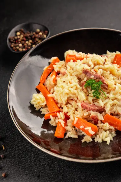 Pirinç eti ve sebze pilavı taze lezzetli gurme yemek arkaplanı masanın üzerinde rustik gıda üst görünümü kopyalama alanı