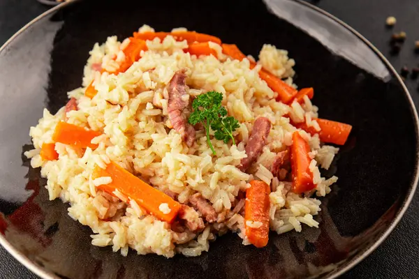 Pirinç eti ve sebze pilavı taze lezzetli gurme yemek arkaplanı masanın üzerinde rustik gıda üst görünümü kopyalama alanı