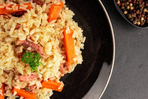 Pirinç eti ve sebze pilavı taze lezzetli gurme yemek arkaplanı masanın üzerinde rustik gıda üst görünümü kopyalama alanı