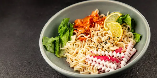 Şehriye kasesi, vejetaryen, lezzetli gurme yemek arka planı, rustik yemekler, fotokopi alanı, keto, paleo diyet vejetaryen ve vejetaryen yemekleri.