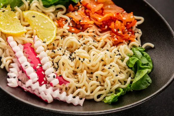 Şehriye kasesi, vejetaryen, lezzetli gurme yemek arka planı, rustik yemekler, fotokopi alanı, keto, paleo diyet vejetaryen ve vejetaryen yemekleri.