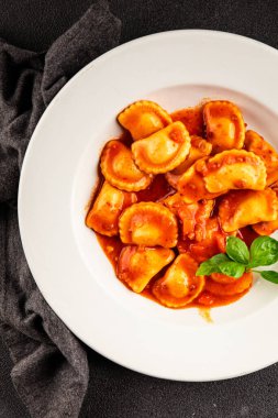 Ravioli bifteği domates sosu ikinci tabak lezzetli gurme yemek arkaplanı masa rustik yemek üst görünüm fotokopi alanı