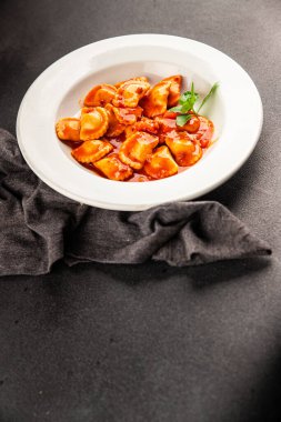 Ravioli bifteği domates sosu ikinci tabak lezzetli gurme yemek arkaplanı masa rustik yemek üst görünüm fotokopi alanı