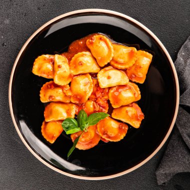 Ravioli bifteği domates sosu ikinci tabak lezzetli gurme yemek arkaplanı masa rustik yemek üst görünüm fotokopi alanı