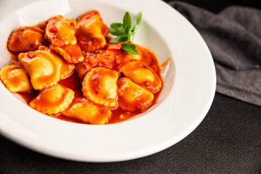 Ravioli bifteği domates sosu ikinci tabak lezzetli gurme yemek arkaplanı masa rustik yemek üst görünüm fotokopi alanı