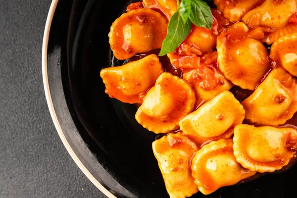 Ravioli bifteği domates sosu ikinci tabak lezzetli gurme yemek arkaplanı masa rustik yemek üst görünüm fotokopi alanı