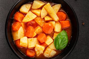 Havuçlu haşlanmış patates. Vejetaryen mezesi. Lezzetli gurme. Yemek arkaplanı.