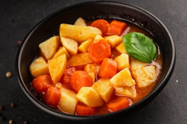 Havuçlu haşlanmış patates. Vejetaryen mezesi. Lezzetli gurme. Yemek arkaplanı.